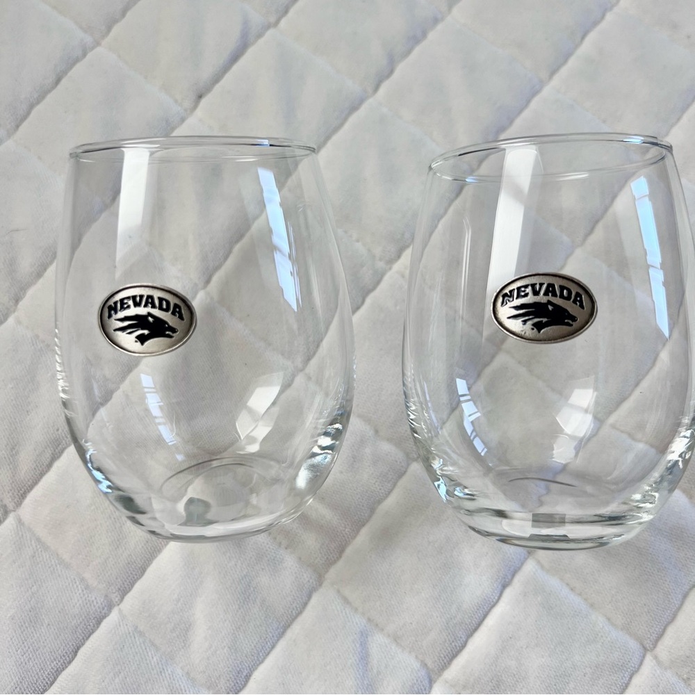 UNR stemless wineglasses with pewter logo